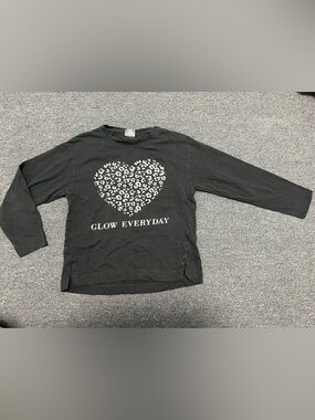 Zara Dark Gray Long-Sleeve Tee with Sliver Leopard Heart Graphic